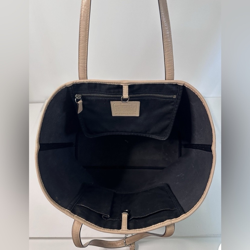 COACH  Leather Tote F24841 - Picture 4 of 9